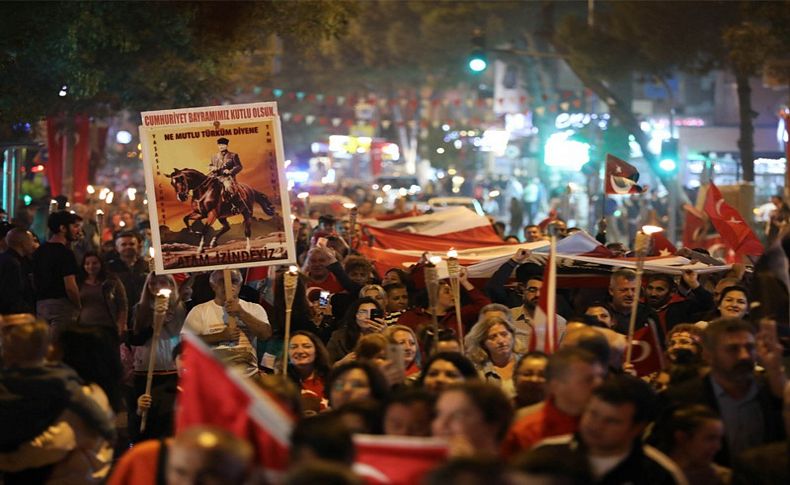 Cumhuriyet coşkusu İzmir'i sardı