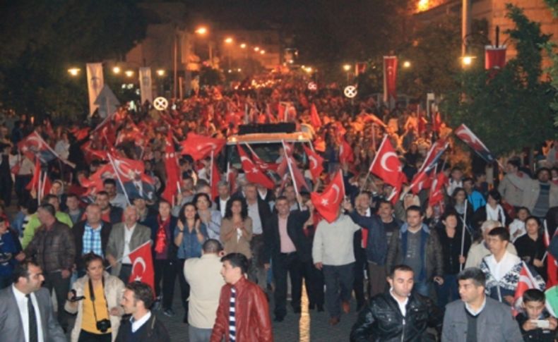 Cumhuriyet için sokaklar doldu taştı