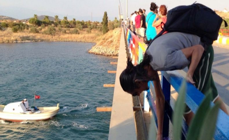 Cunda-Ayvalık arasındaki bağlantı köprüsü farklı renklere boyandı