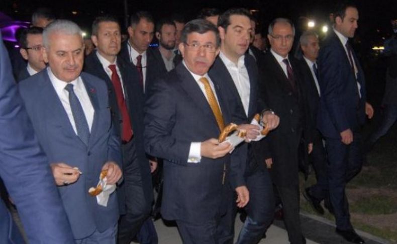 Davutoğlu ve Çipras gevrek yedi