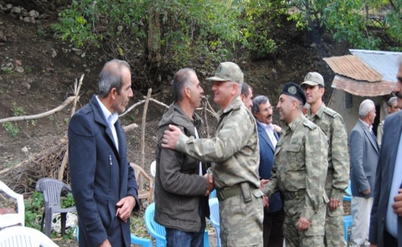 Dağlıca'da düğün konvoyunun önünü kesen komutanlar gelin için bir inek aldı
