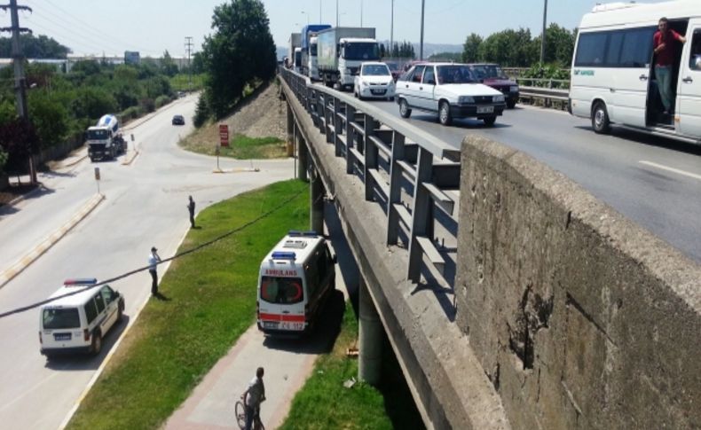 Darp edilip köprüden atıldı