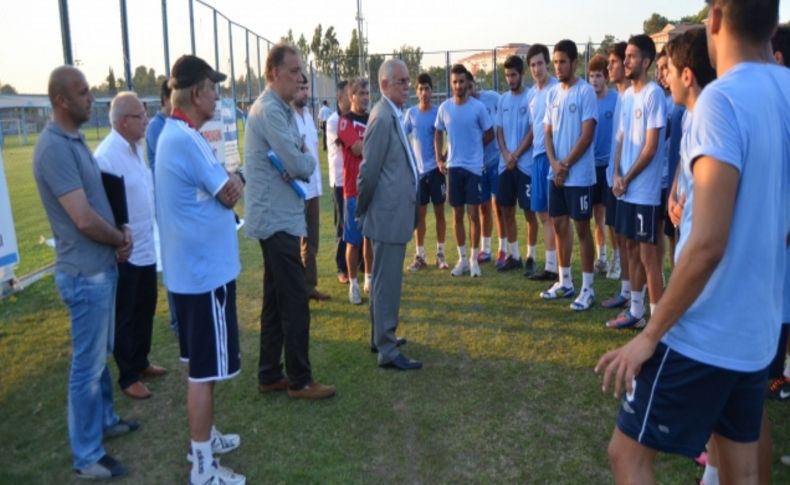 Demirspor Başkanı Tuncel, genç oyuncuların antrenmanını izledi