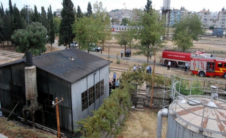 Demiryolunda çıkan yangın yakıt tanklarına sıçramadan söndürüldü