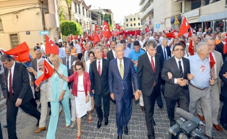 Deniz Baykal, İzmir’in kurtuluş günü yürüyüşüne katıldı