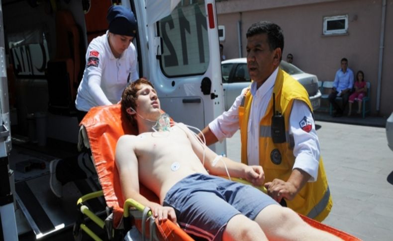 Denizde yüzerken ayağına kramp giren çocuk son anda kurtarıldı