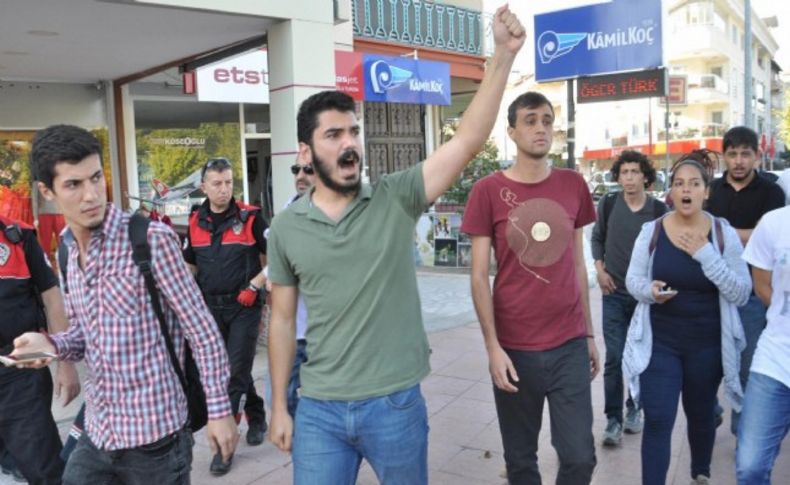 AK Parti standını protestoya 10 gözaltı