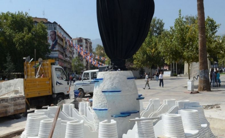 Denizli’nin simgesi horoz heykeli camdan haliyle yerine kondu