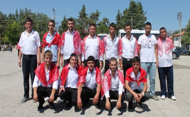 Denizli'nin Yatağan beldesinde askere gideceklere toplu dua