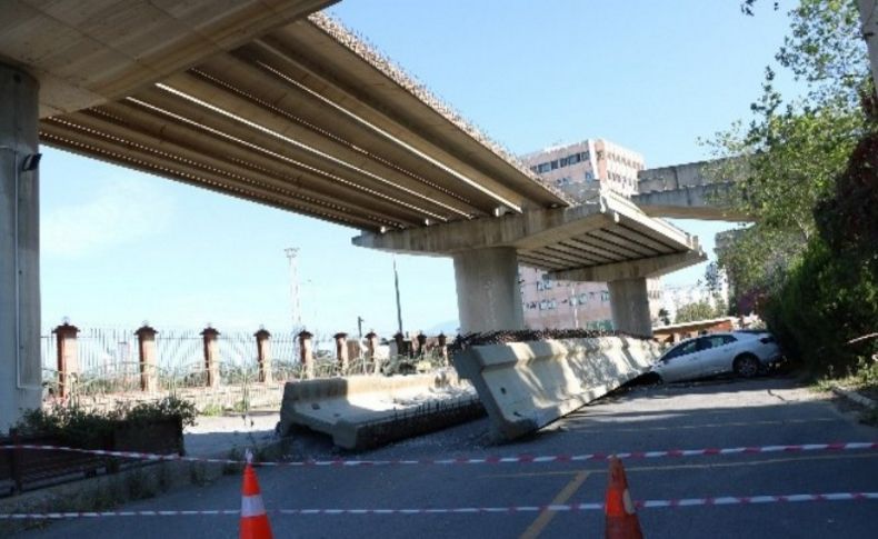 Depremde dev beton blokların araçların üzerine düşme anı