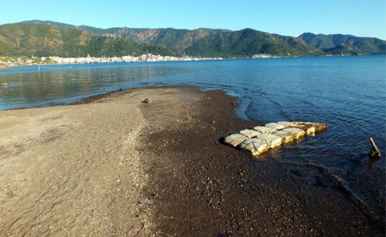 Marmaris'te denizin 10 metre çekilmesi endişeye yol açtı