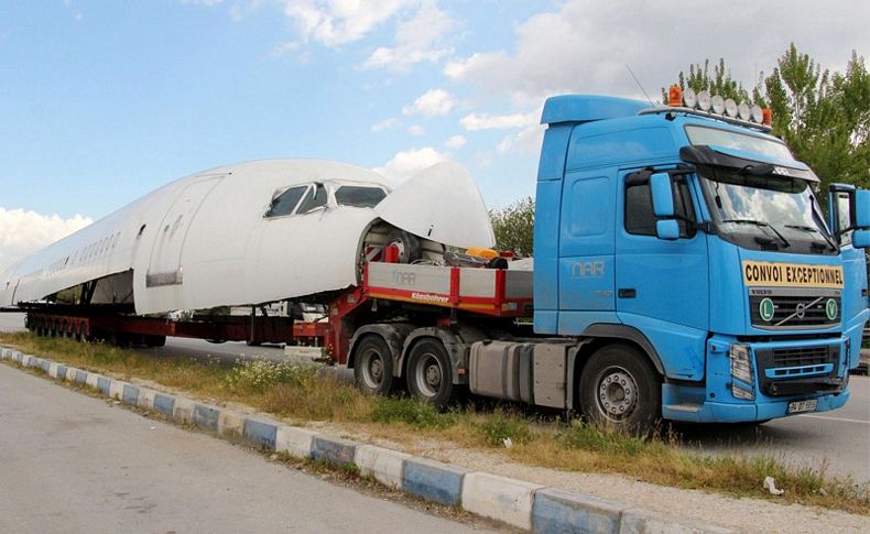 Dev kargo uçağı kara yolunda TIR'larla taşındı