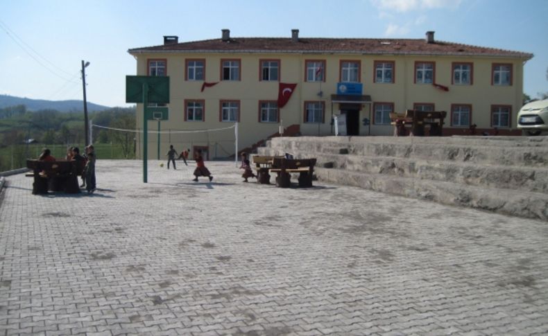 Devlet-vatandaş işbirliğiyle yaptırılan okulun bahçesi aynı yöntemle düzenlendi