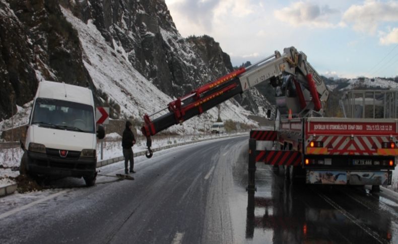 Devrilen servis aracının boş olması faciayı önledi