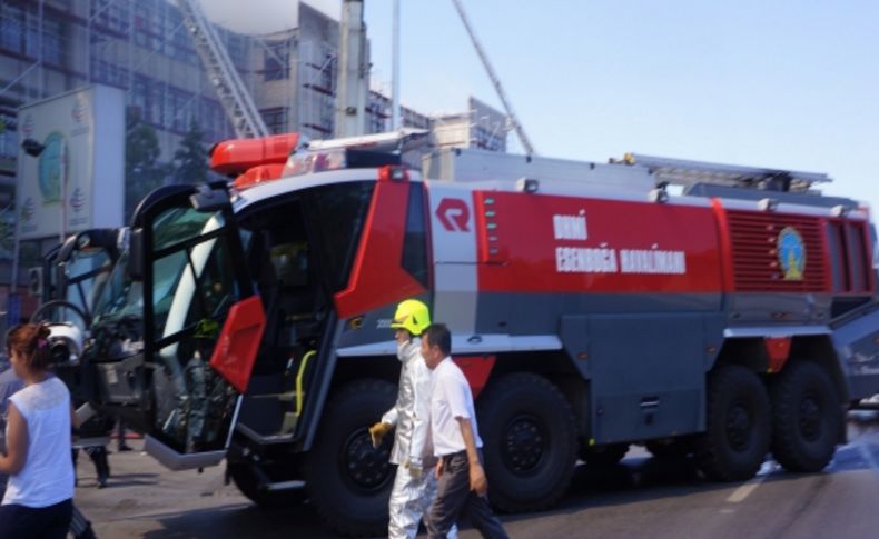 DHMİ'deki yangına müdahale etmek için uçak söndüren özel araçlar geldi