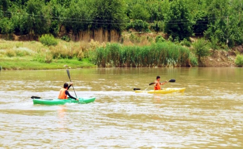 Dicle Nehri'nde kelek yerine kanolar yarıştı