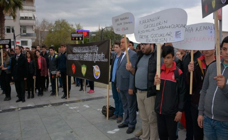 Dikilililer spor salonlarının mültecilere tahsisini protesto etti