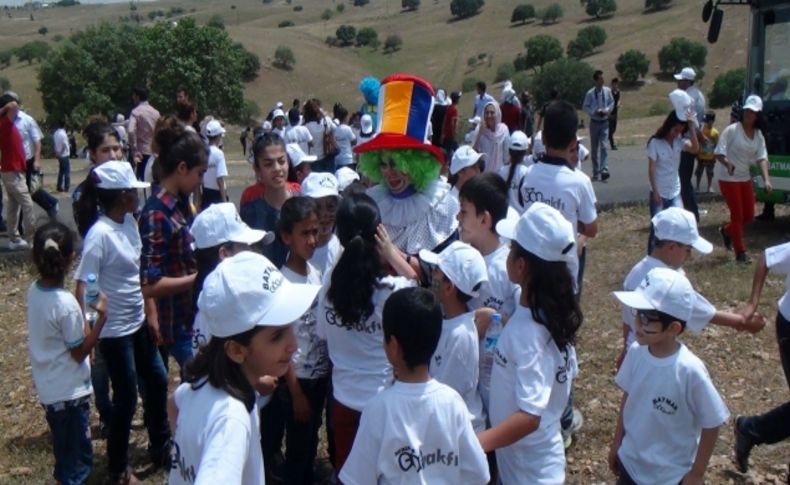 Dileklerini yazdıkları uçurtmalarla gökyüzünü süslediler
