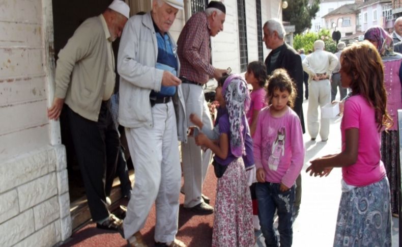 Dilenciler cami önlerini mesken tuttu