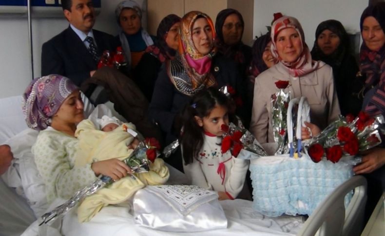 Din görevlileri yeni doğan iki bebeğe altın hediye etti