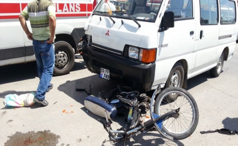 Dinar’da minibüs motosiklete çarptı: 2 yaralı