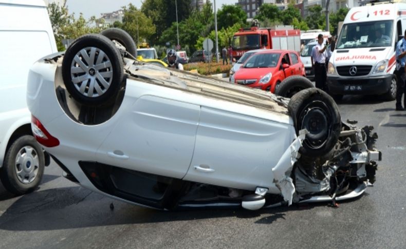 Direğe çarpan araç takla attı: 2 yaralı