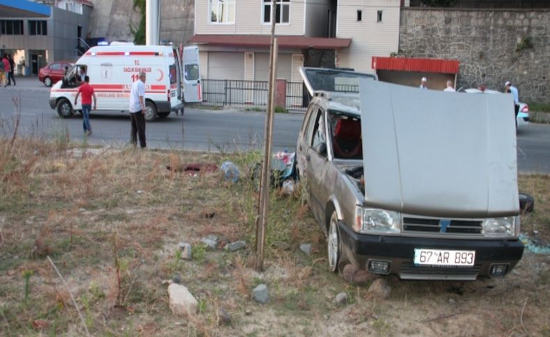 Direksiyon hakimiyetini kaybeden sürücü takla attı; 3 yaralı