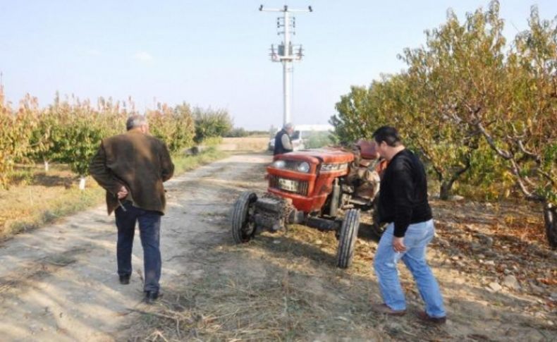 Direksiyonda kalp krizi geçirdi, traktörün altında kalıp öldü