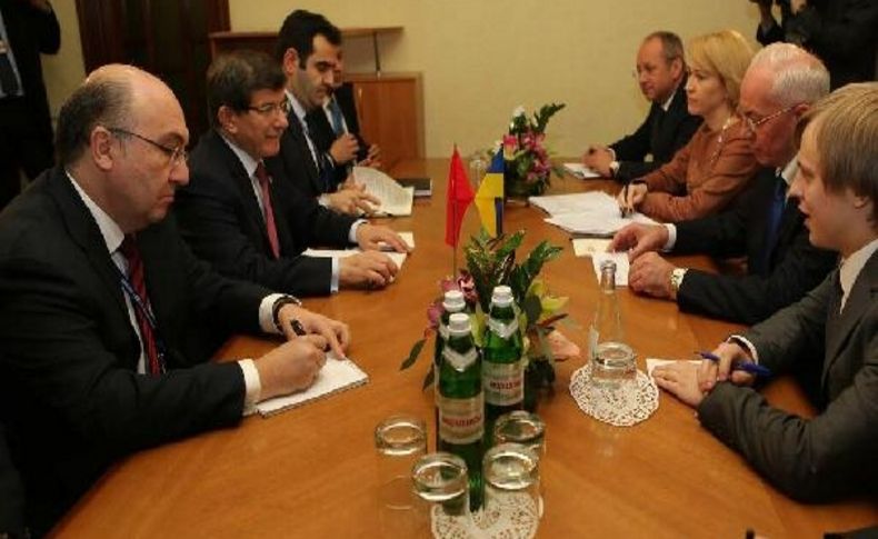 Dişişleri Bakani Ahmet Davutoğlu, Ukrayna Başbakani Azarov Ile Görüştü