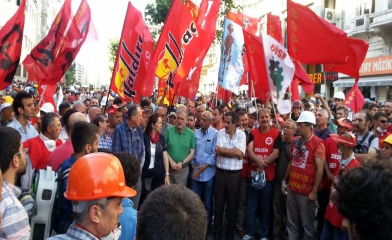 DİSK Gezi Parkı için yürüdü, bazı gruplar protesto etti