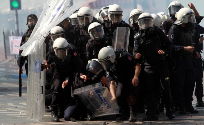 DİSK önünde taş atan gruplara polis müdahale etti