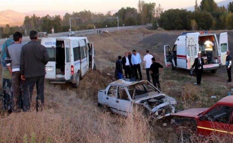Diyaliz Hastalarini Taşiyan Araç Kaza Yapti: 1 Ölü, 7 Yarali