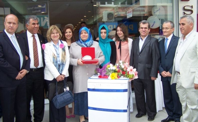 Dört çocuk okutan yılın annesine bulaşık makinesi hediye edildi
