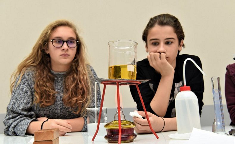 Dost Bilim Evi‘nde öğrenciler deneyle öğreniyor