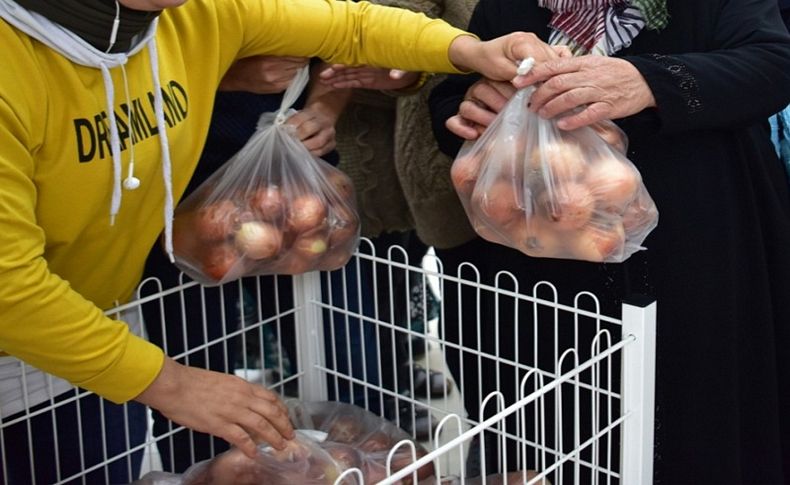 Dost Market’ten yararlanan ailelere ücretsiz soğan dağıtıldı