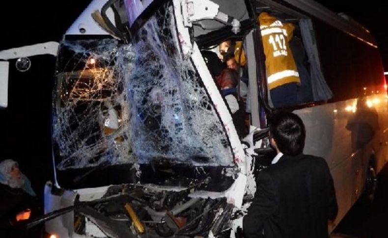 Düğünden Dönen Kadinlarin Bulunduğu Midibüs Tir'a Çarpti. 10 Yarali