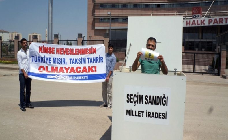 Dünya Demokrasi Hareketi üyeleri CHP’ye seçim sandığı bıraktı