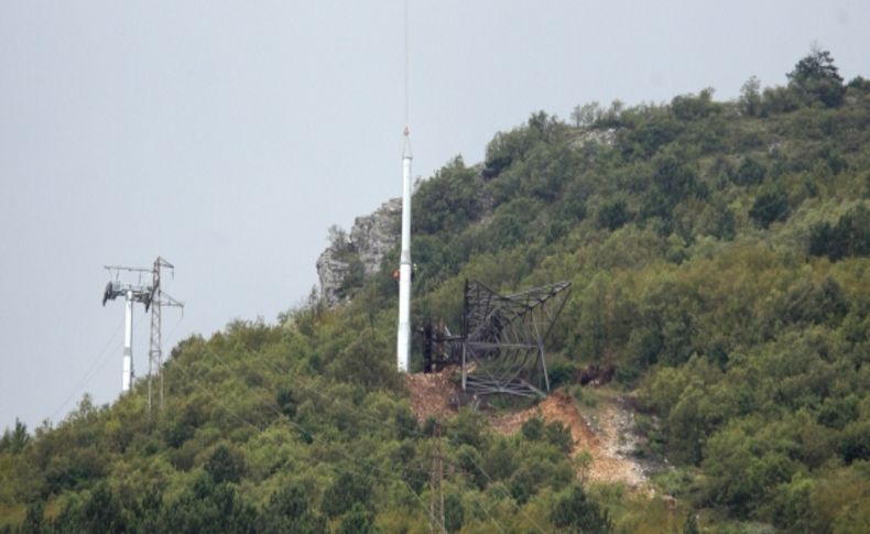 Dünyanın en uzun teleferik hattının direkleri helikopterle dikildi