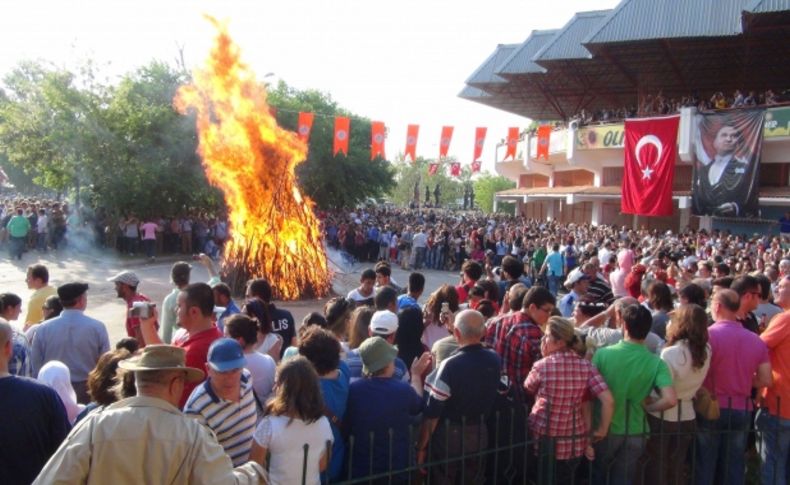 Edirne Kakava Şenlikleri'nde binlerce kişi aynı ateş etrafında birleşti
