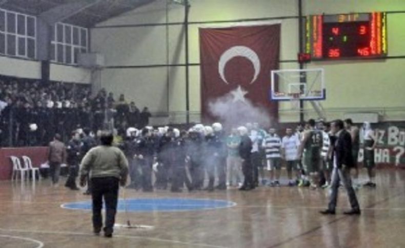 Ses bombalı biber gazlı basket maçı