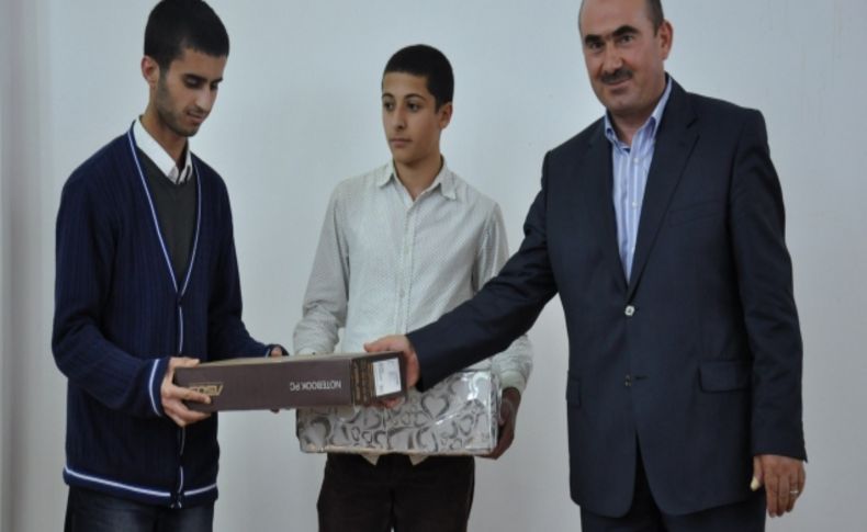 'Efendimiz' konulu yarışmada dereceye girenler ödüllerini Dr. Haylamaz'dan aldı