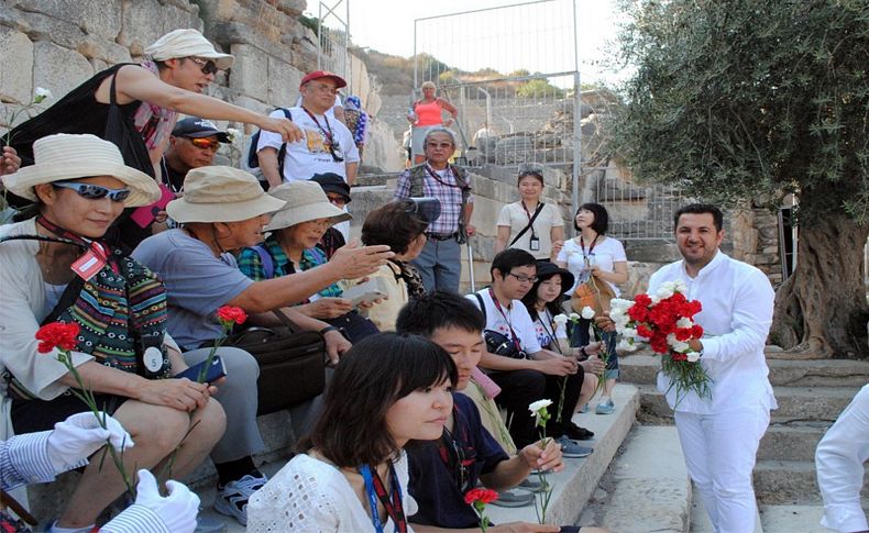Efes ziyaretçilerine Dünya Barış Günü karanfili