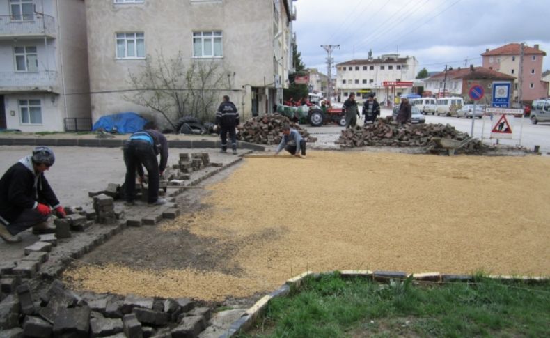 Eflani'de bozulan parke taşları yenileniyor