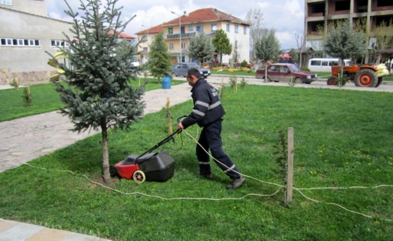 Eflani'de park, bahçe ve kaldırım kenarlarında ot biçme işlemleri başladı
