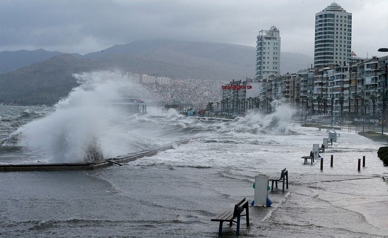 İzmir'de fırtına ulaşımı vurdu
