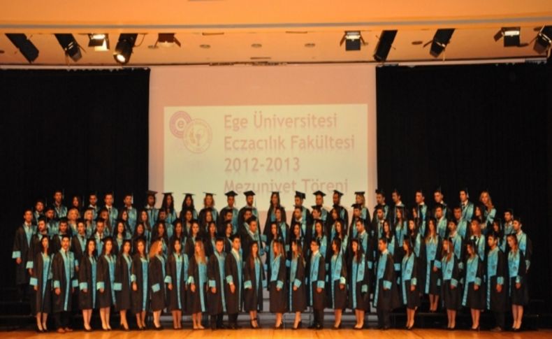Ege Üniversitesi eczacı mezunlarını uğurladı