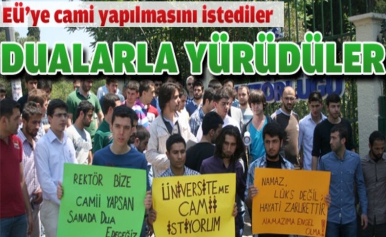 Ege Üniversitesi öğrencileri cami yapılması için birlikte dua etti