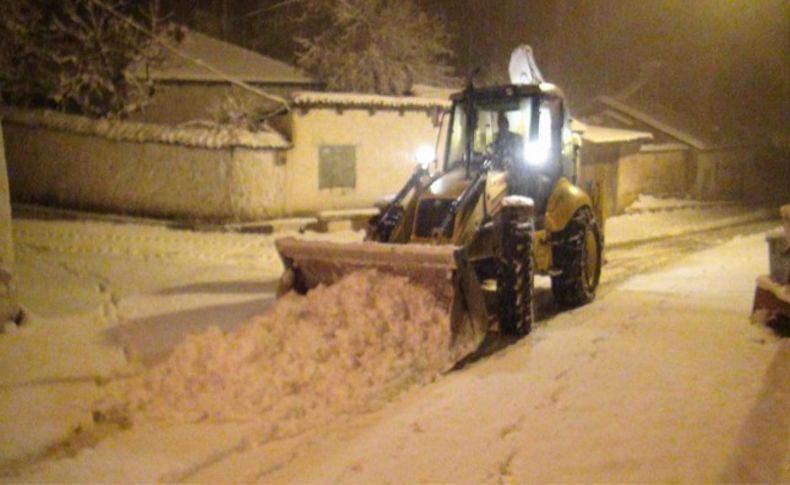 Kınık ve Bergama'da ekiplerin kar mesaisi