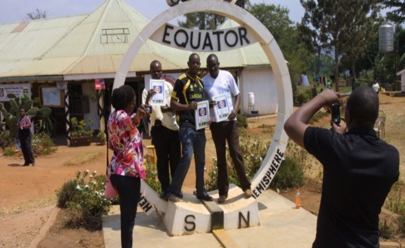 Ekvator çizgisinin Uganda’dan geçtiği nokta ilgi odağı oluyor (Özel)