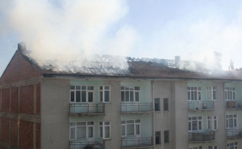 Elazığ'da iki apartmanın çatı katı yandı